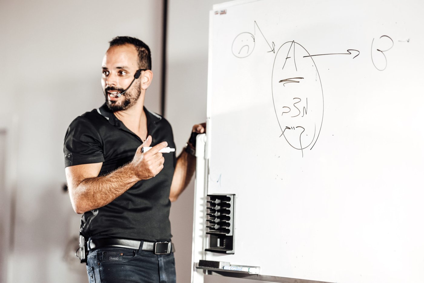 אדר מרלינסקי מלמד בסדנה ליד לוח
