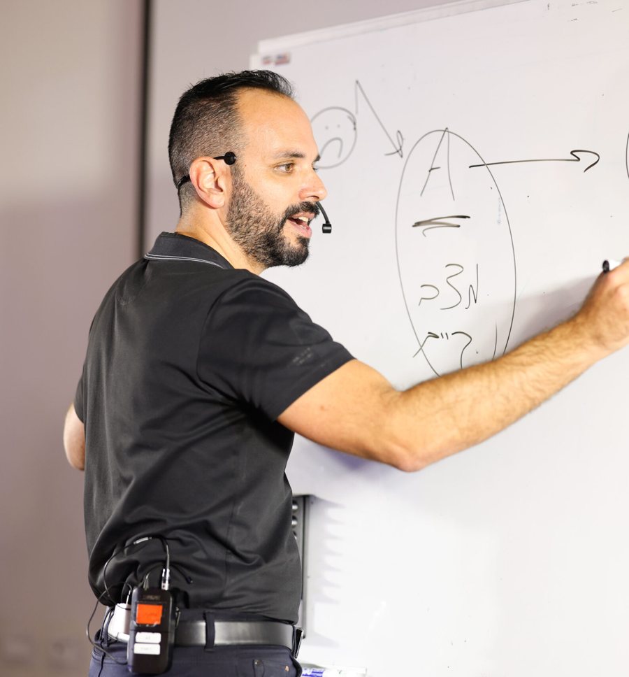 אדר מרלינסקי כותב על הלוח את המעבר מ A ל B